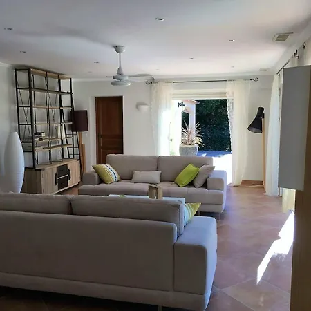 Casa de Férias Maison Charmante A Canadel Sur Mer Avec Piscine Privee *